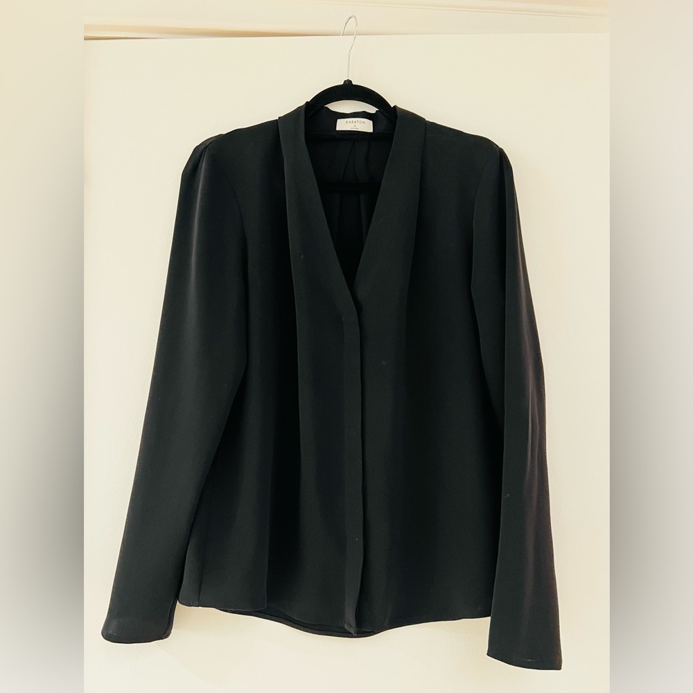 Aritzia Babaton Long-sleeve V-Neck Polyester Blouse. Size Medium.